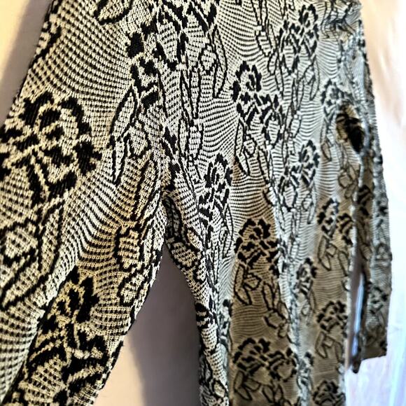 BKE Buckle Size M Fitted Black Gray Printed Pullover shear Top Shirt Long Sleeve - Picture 4 of 5